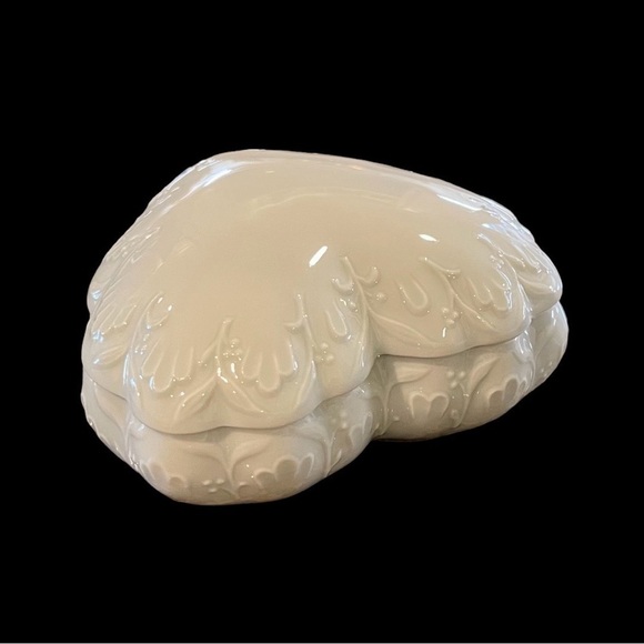 VINTAGE, HEART SHAPED LIMOGE WITH LID. 4 3/4”W X 4 1/2”H X 2”D - Picture 3 of 7